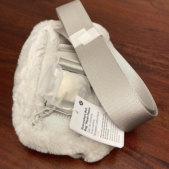 Lululemon Everywhere Belt Bag Plush Fleece Bone Silver NWT - Picture 7 of 8